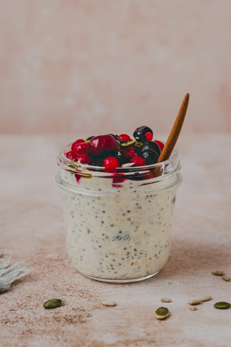 protein overnight oats in einem weck glas mit gefrorenen beeren obendrau