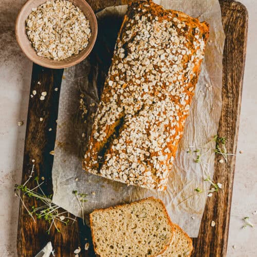 haferflocken quark brot angeschnitten auf einem schneidebrett