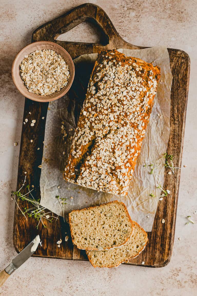 haferflocken quark brot angeschnitten auf einem schneidebrett