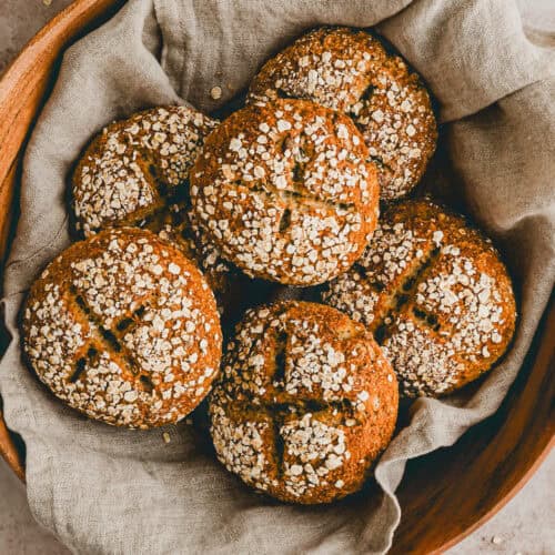 Haferflocken Quark Brötchen in einem Brotkorb