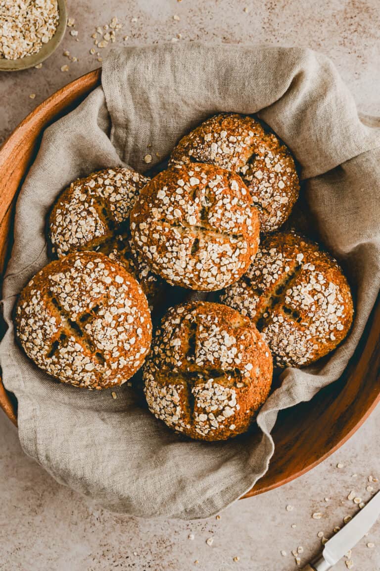 Haferflocken Quark Brötchen in einem Brotkorb