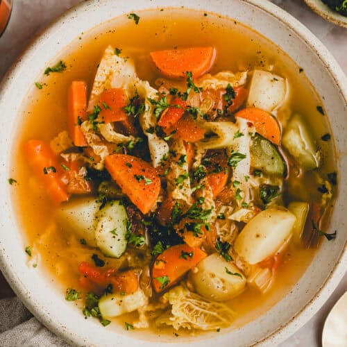 klassische gemüsesuppe in einer schüssel serviert