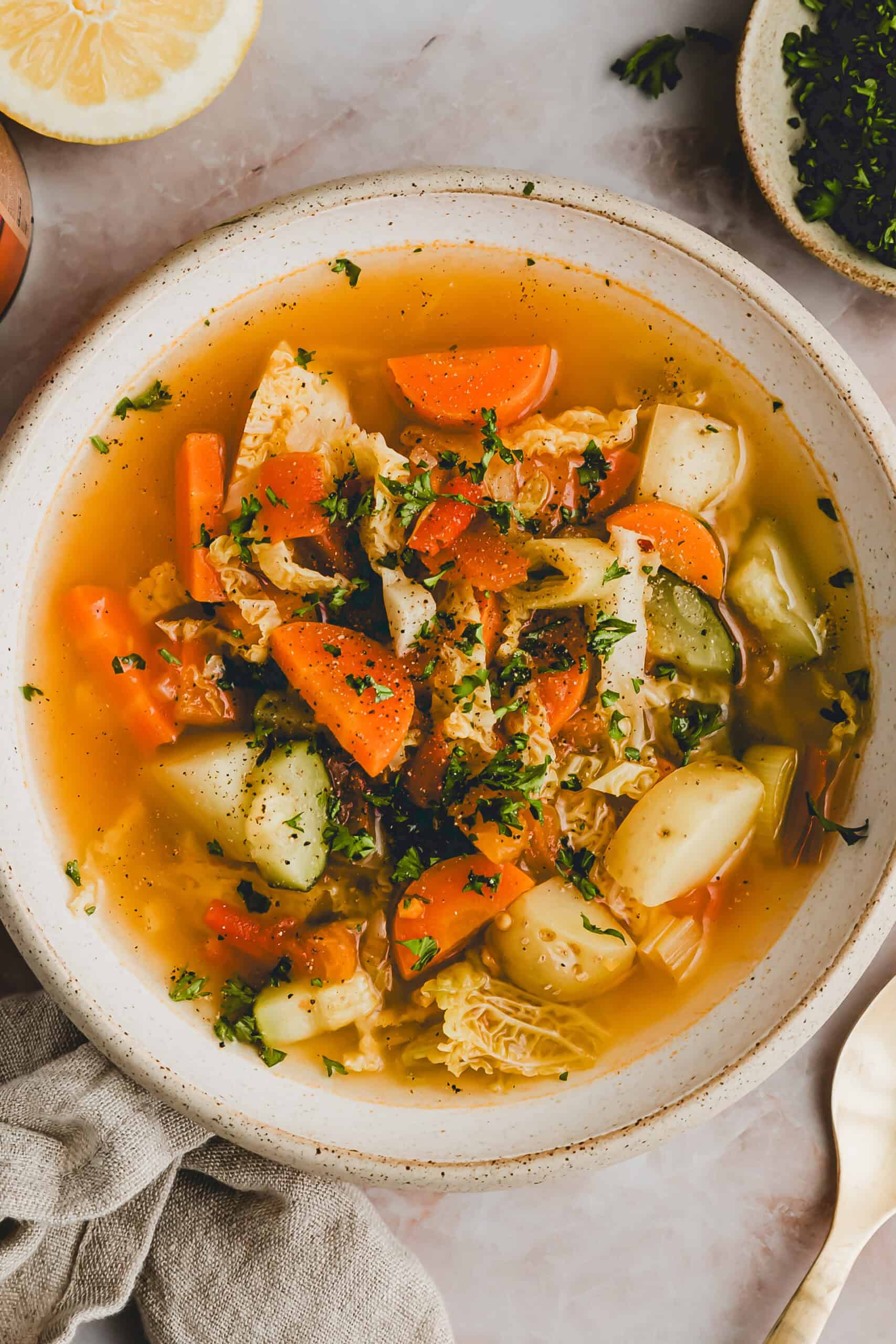 klassische gemüsesuppe in einer schüssel serviert