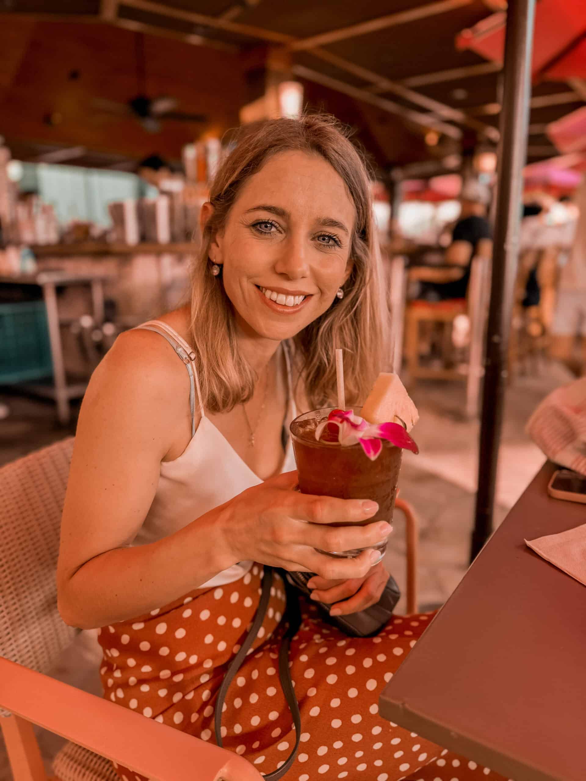 aline in der mai tai bar