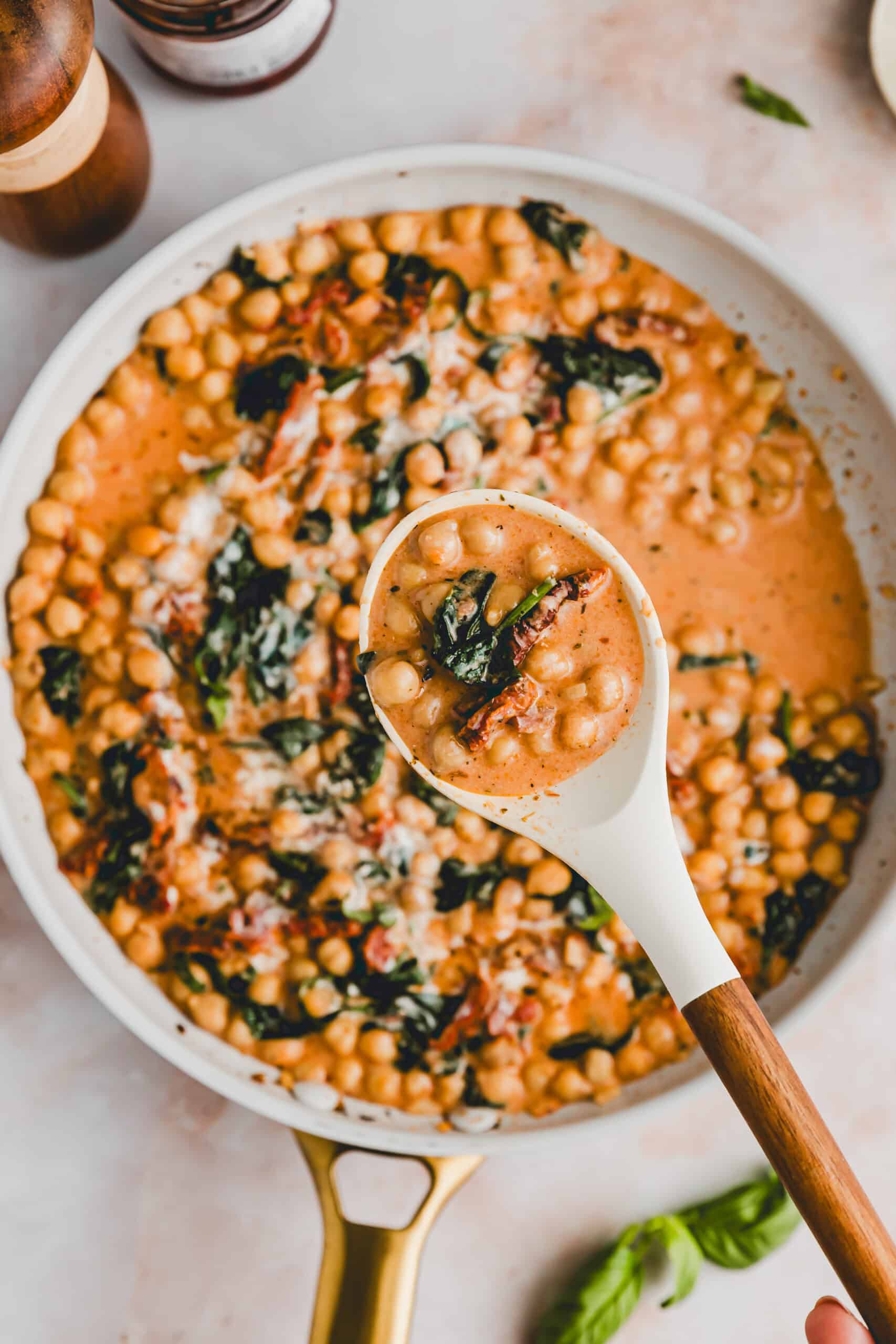 ein kochlรถffel gefรผllt mit marry me chickpeas
