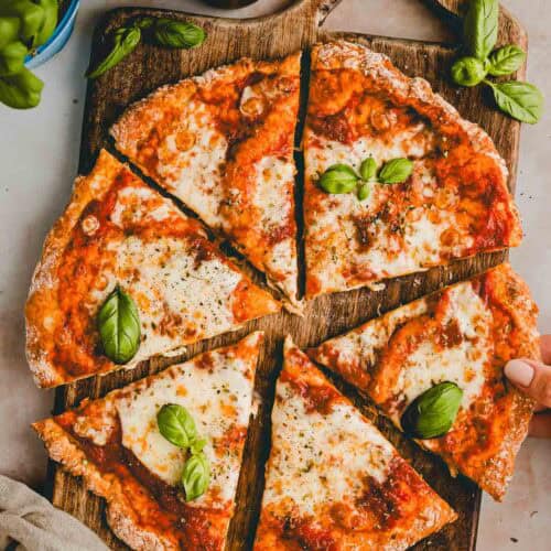 geschnittene protein pizza auf einem holzbrett