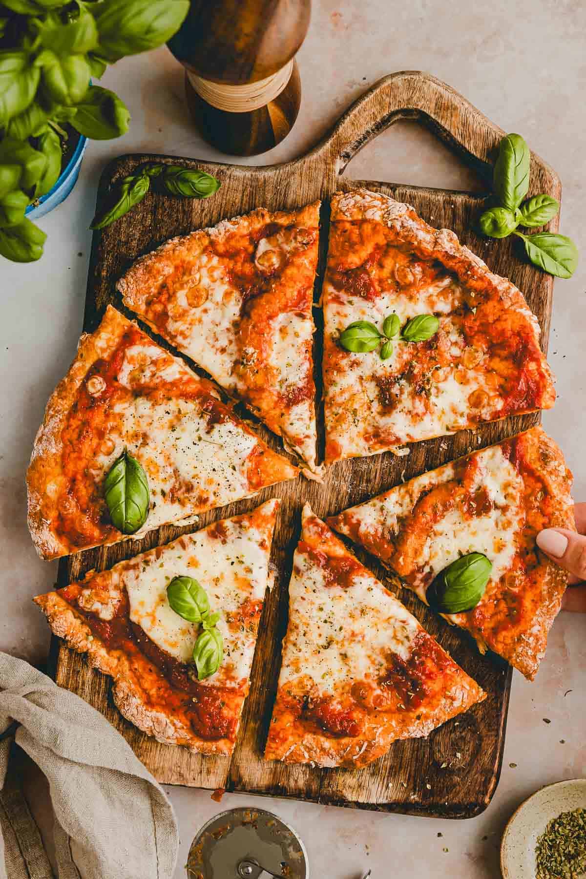 geschnittene protein pizza auf einem holzbrett