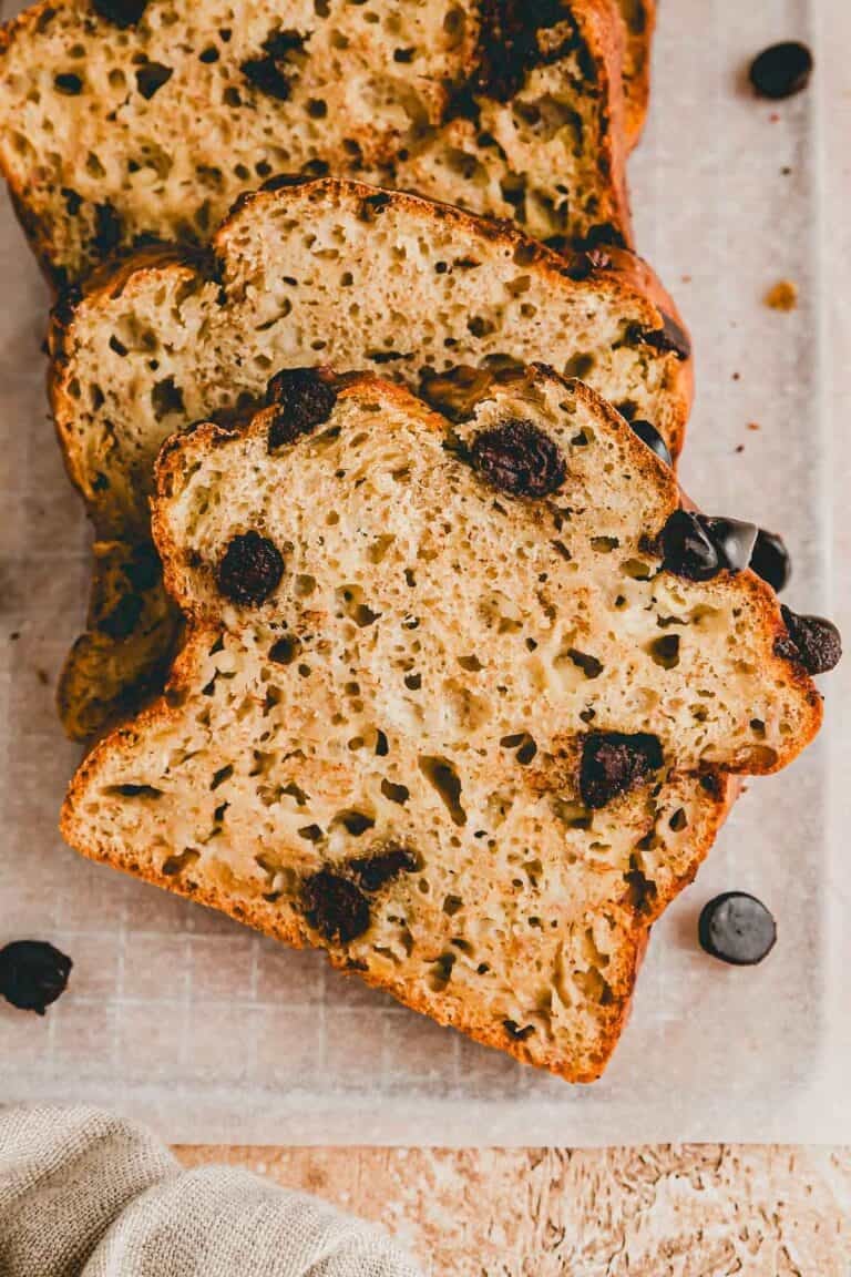 in Scheiben geschnittenes Bananenbrot mit Hüttenkäse