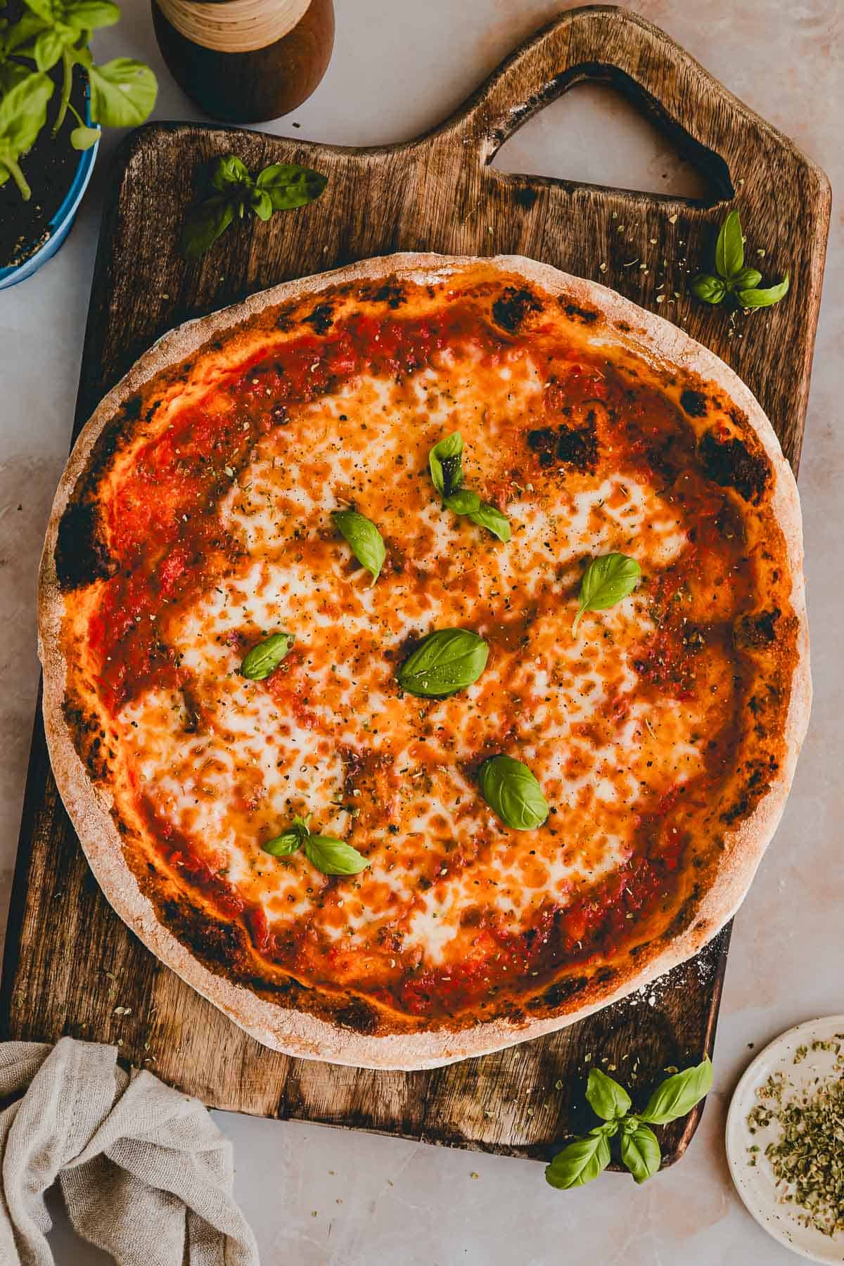 hausgemachte Pizza Margherita auf einem holzbrett serviert