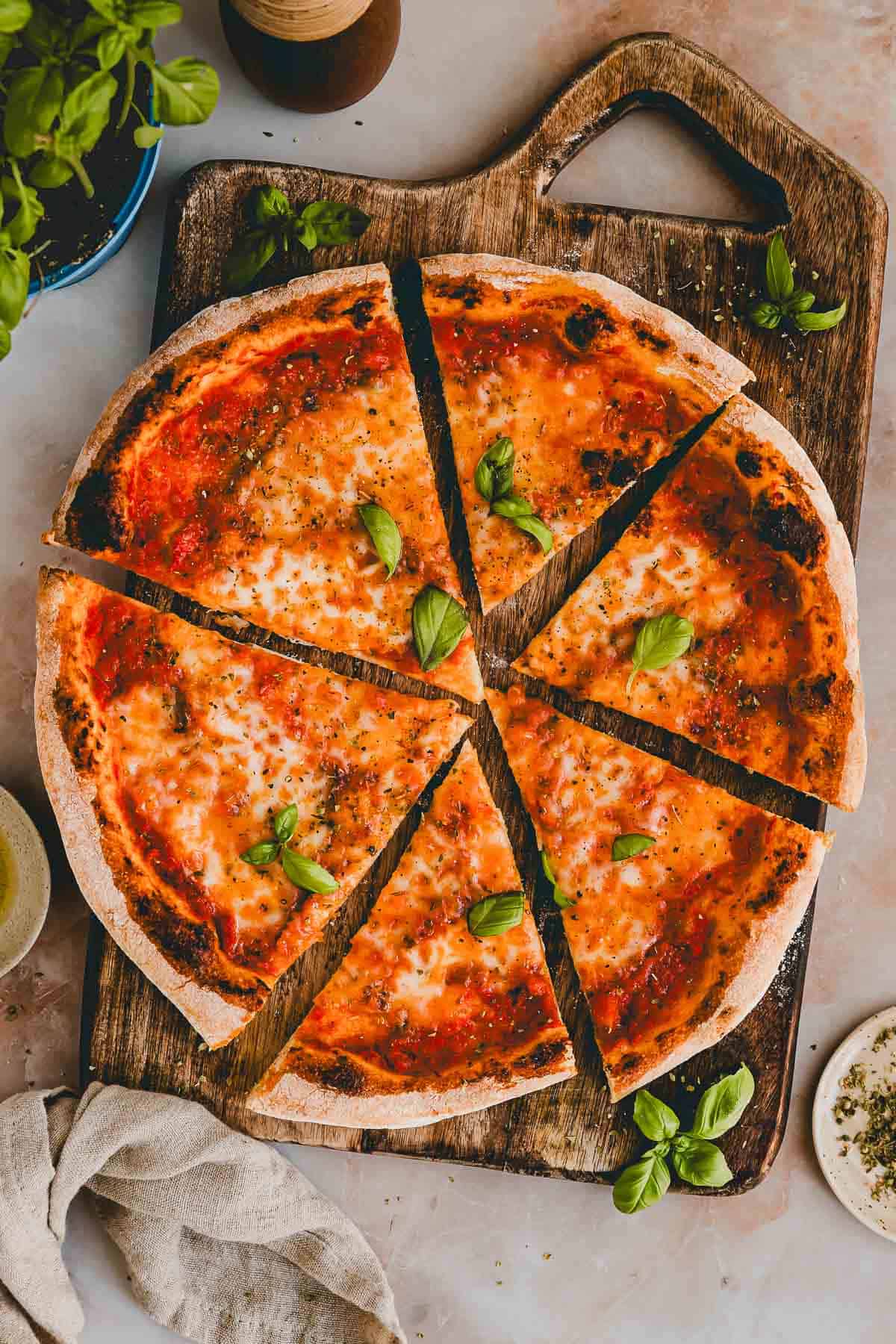 in stücke geschnittene Pizza Margherita auf einem holzbrett