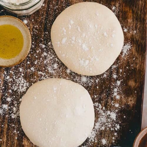 Pizzateig über Nacht auf einem holzbrett