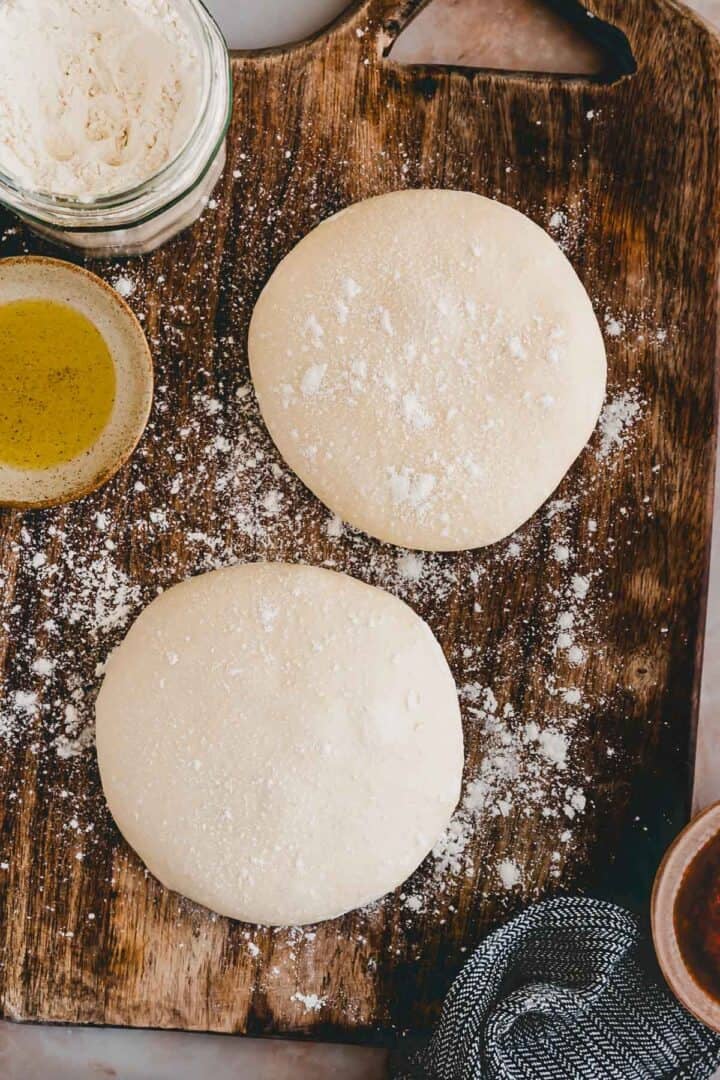 Pizzateig über Nacht auf einem holzbrett