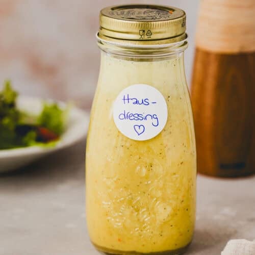 salatdressing auf vorrat in einer glasflasche