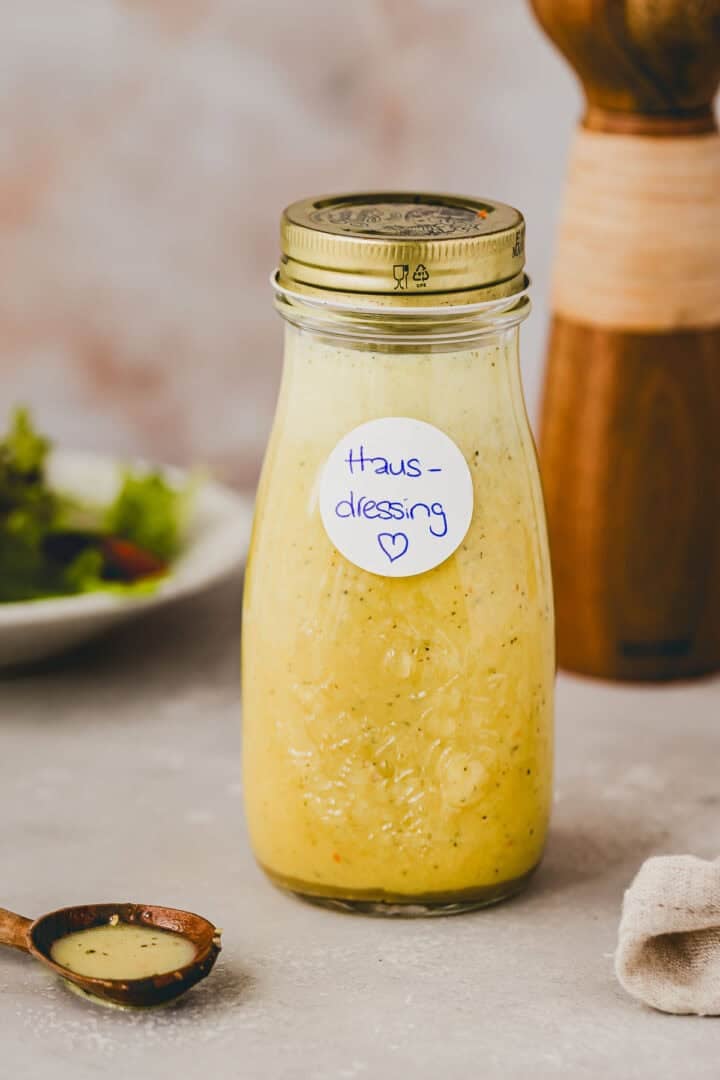 salatdressing auf vorrat in einer glasflasche
