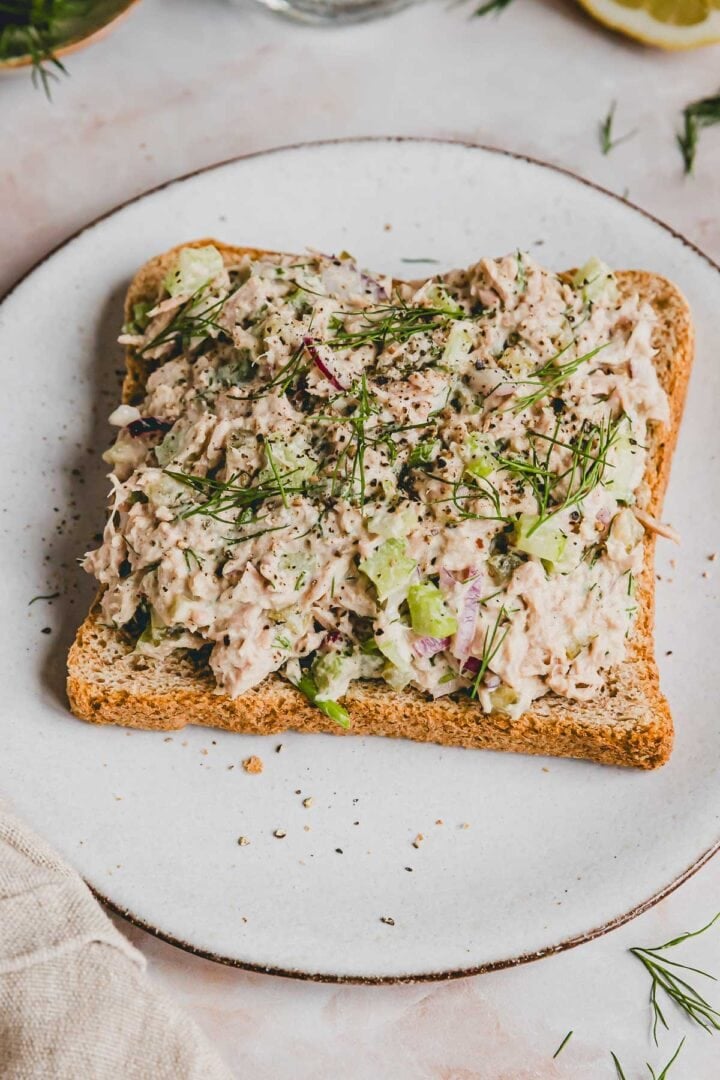 Hüttenkäse Thunfisch Salat auf einem toast serviert