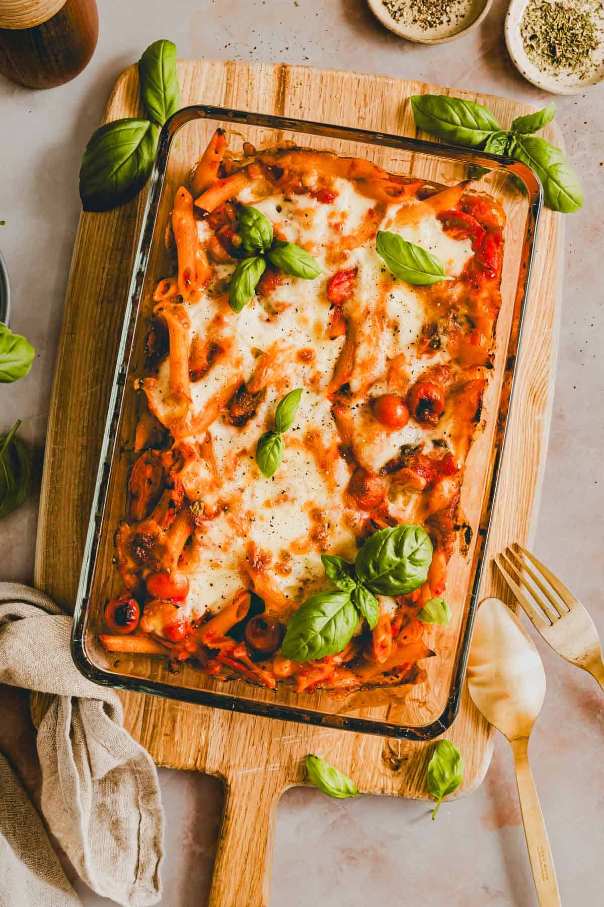Penne Al Forno in einer Auflaufform mit Basilikum dekoriert
