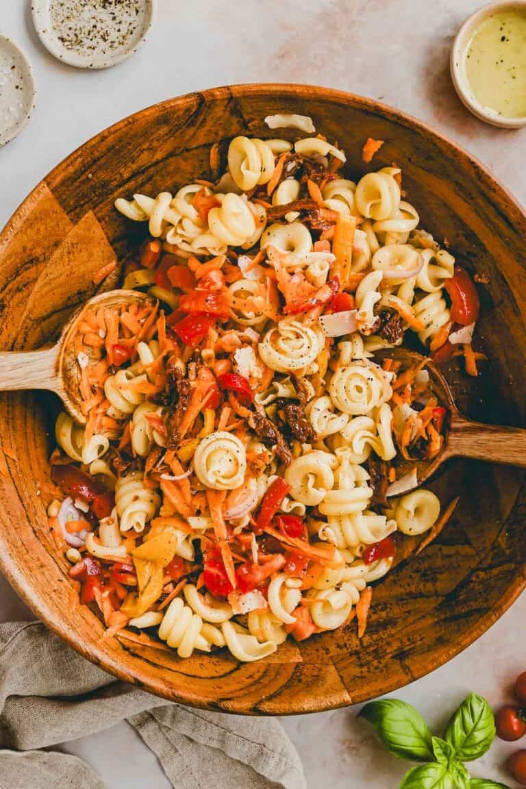 schneller nudelsalat in einer holzschüssel