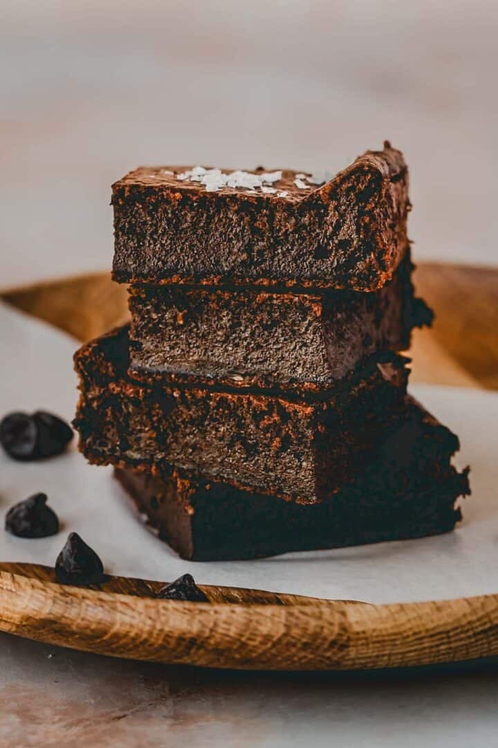 fertig gebackene Hüttenkäse Brownies geschnitten und aufeinander gestapelt