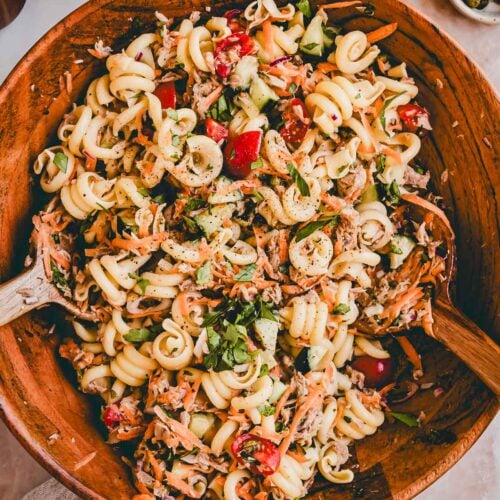 nudelsalat mit thunfisch in einer holzschüssel