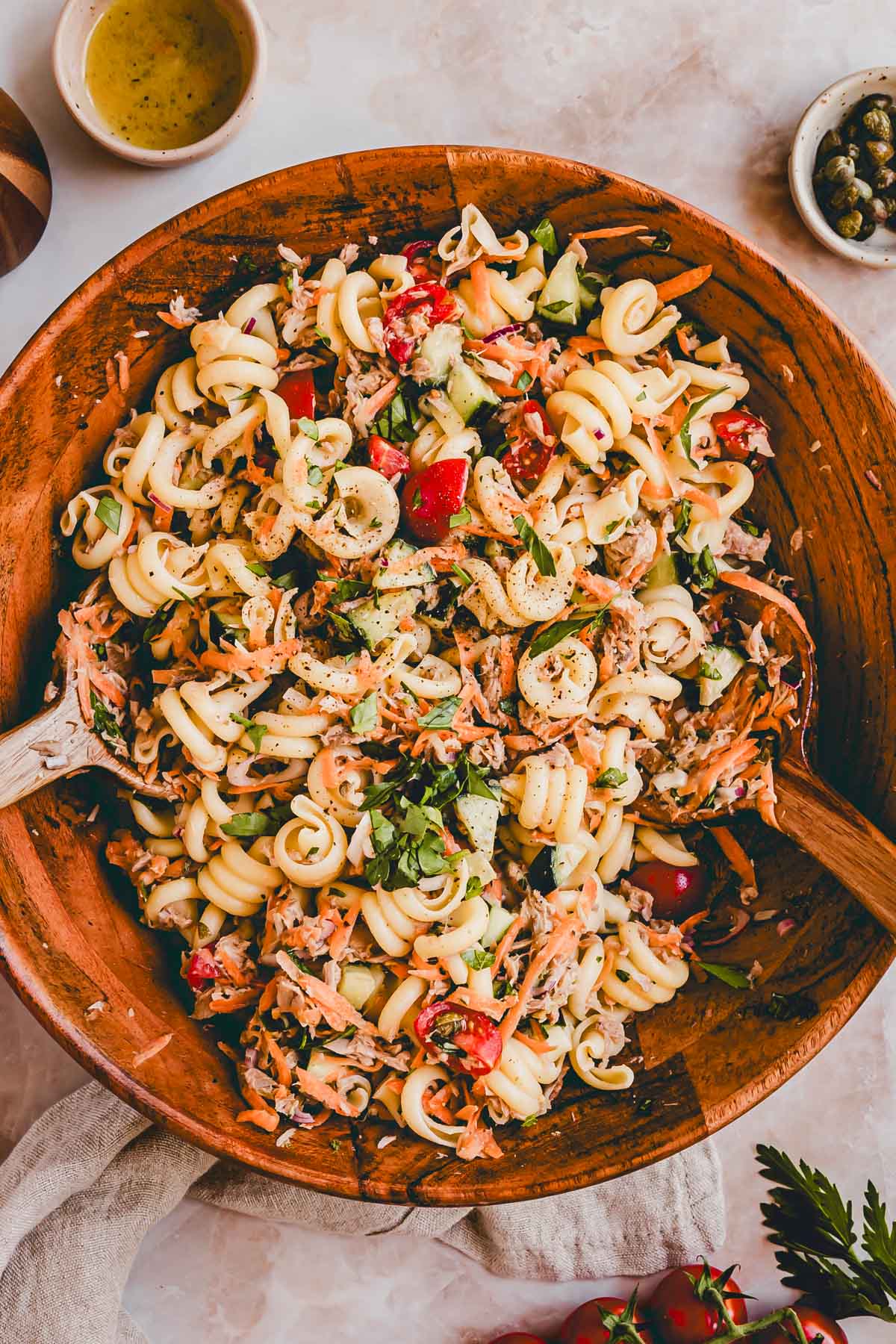 nudelsalat mit thunfisch in einer holzschüssel