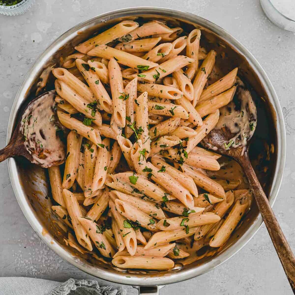 penne cinque pi in einer pfanne