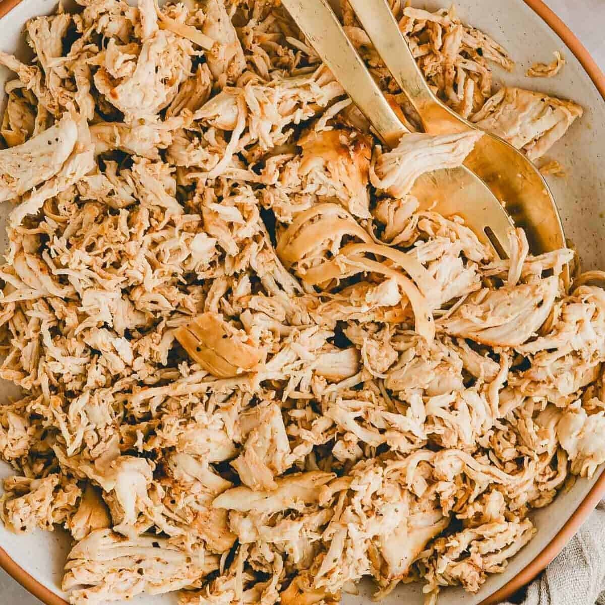eine schüssel mit Pulled Chicken aus dem Airfryer