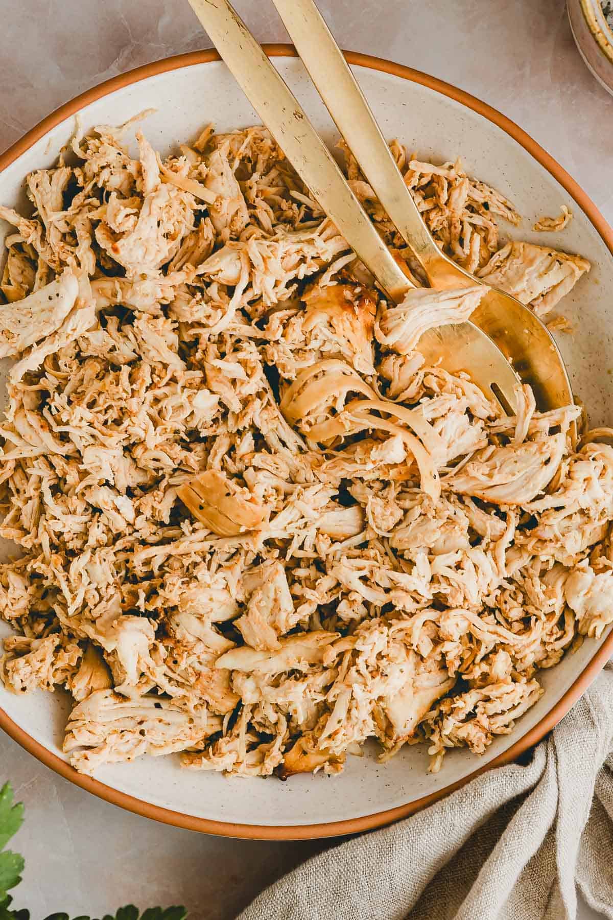 eine schüssel mit Pulled Chicken aus dem Airfryer