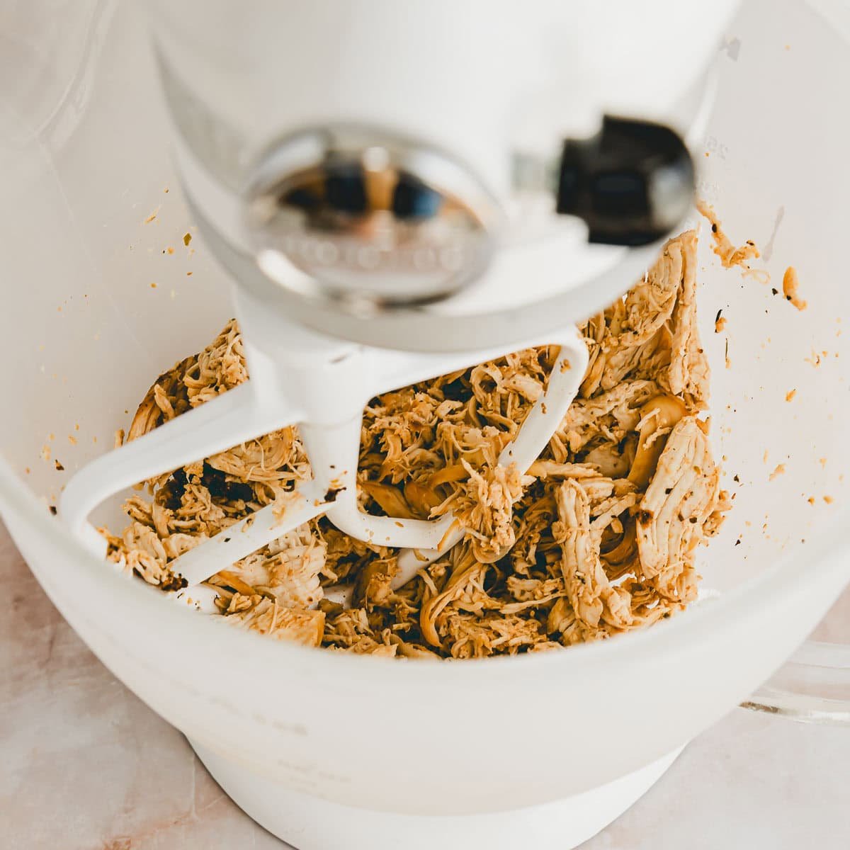 pulled chicken in einem kitchenaid von oben fotografiert