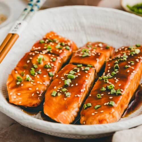 Teriyaki Lachs im Airfryer gekocht und in einer bowl serviert