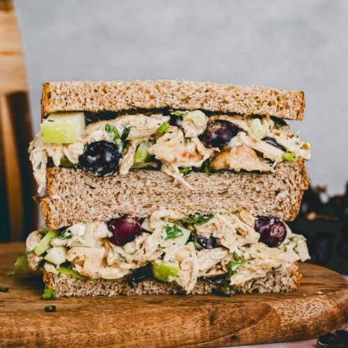 Geflügelsalat mit Hüttenkäse zwischen zwei scheiben brot