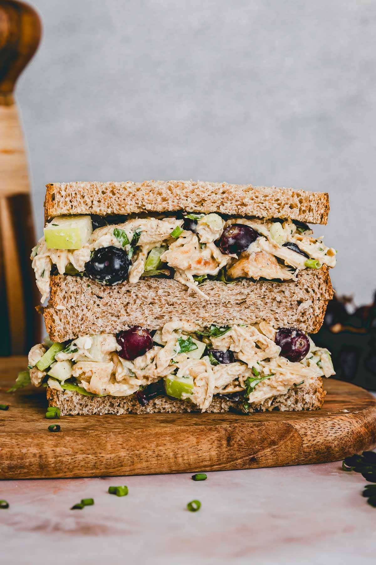 Geflügelsalat mit Hüttenkäse zwischen zwei scheiben brot
