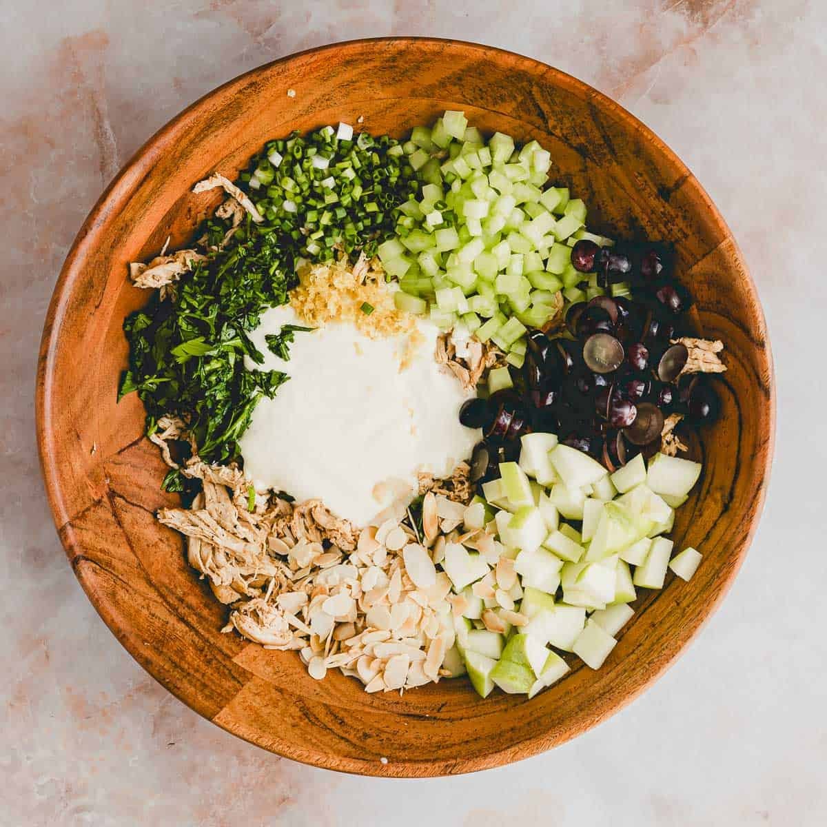 eine schüssel mit geschnittenen zutaten für den salat