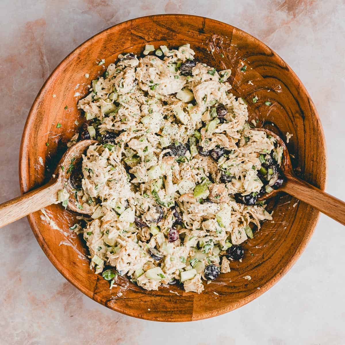 der gemischte geflügelsalat in einer holzschüssel von oben fotografiert