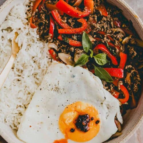 pad krapao mit hackfleisch und thai basilikum in einer schüssel