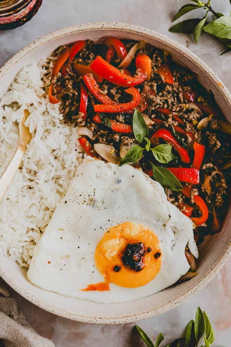pad krapao mit hackfleisch und thai basilikum in einer schüssel