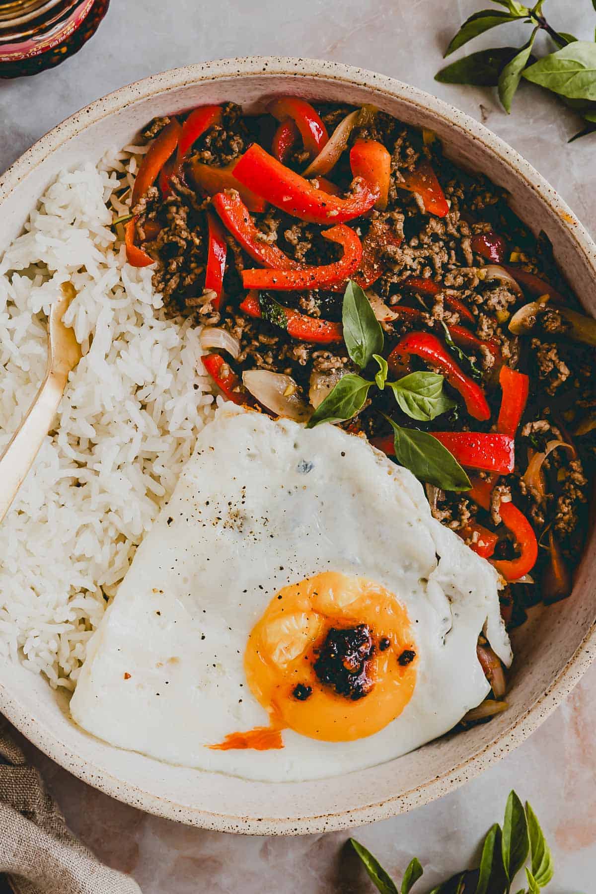 pad krapao mit hackfleisch und thai basilikum in einer schüssel