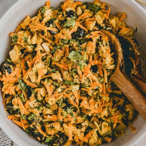 poulet curry salat in einer salatschüssel