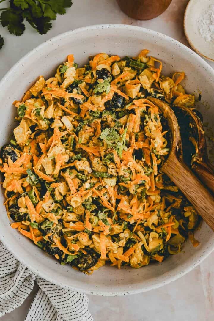 poulet curry salat in einer salatschüssel