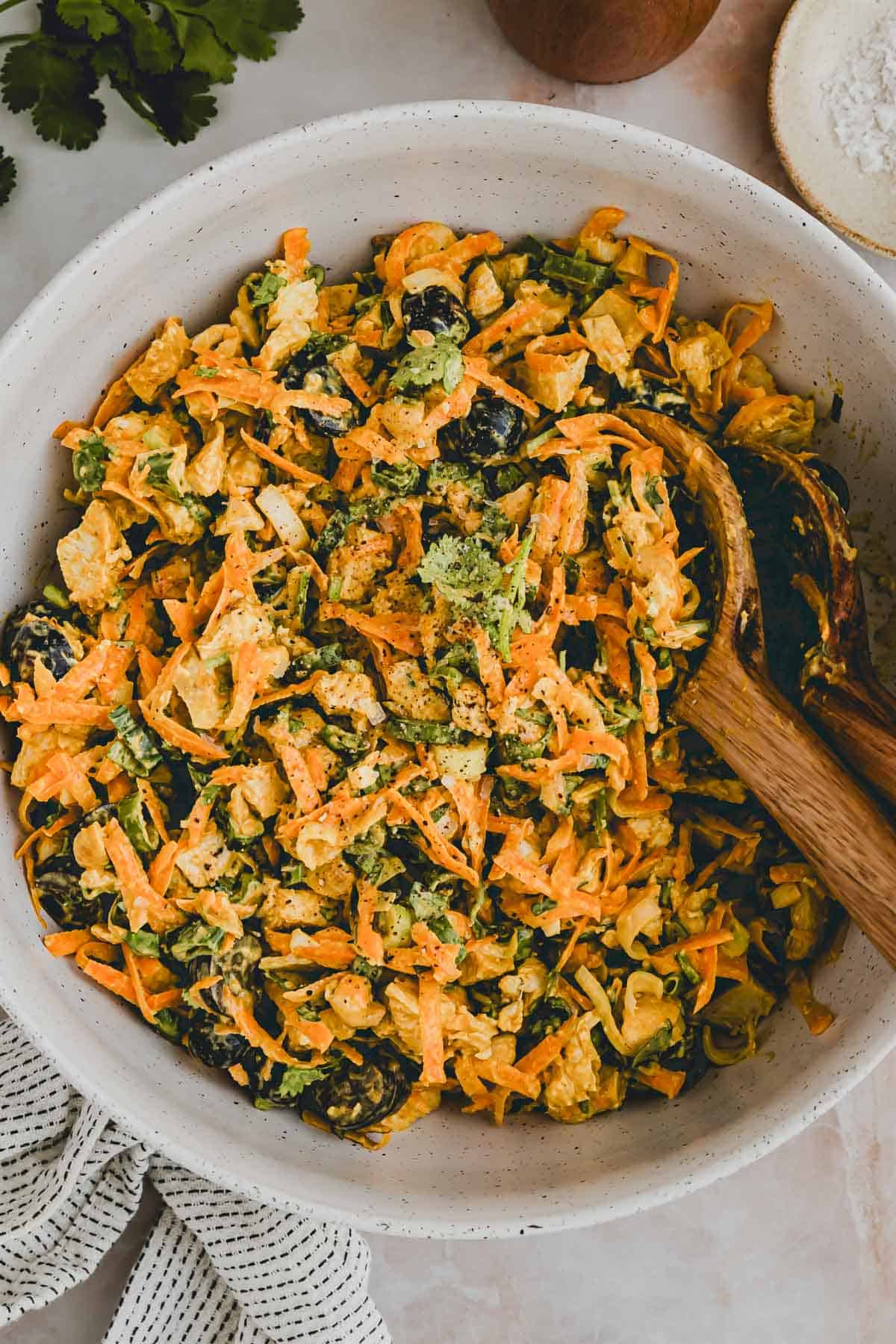 poulet curry salat in einer salatschüssel