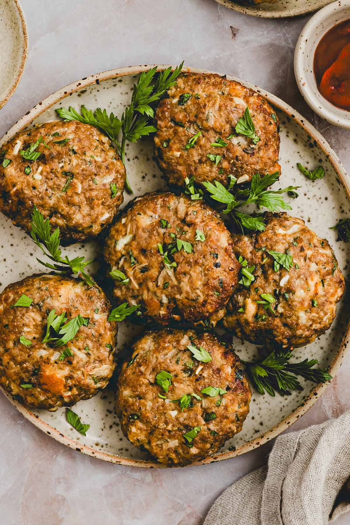 frikadellen aus dem airfryer auf einem teller