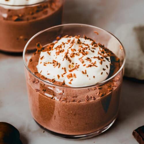 High Protein Schoko Mousse in einem dessertglas mit sahne als deko