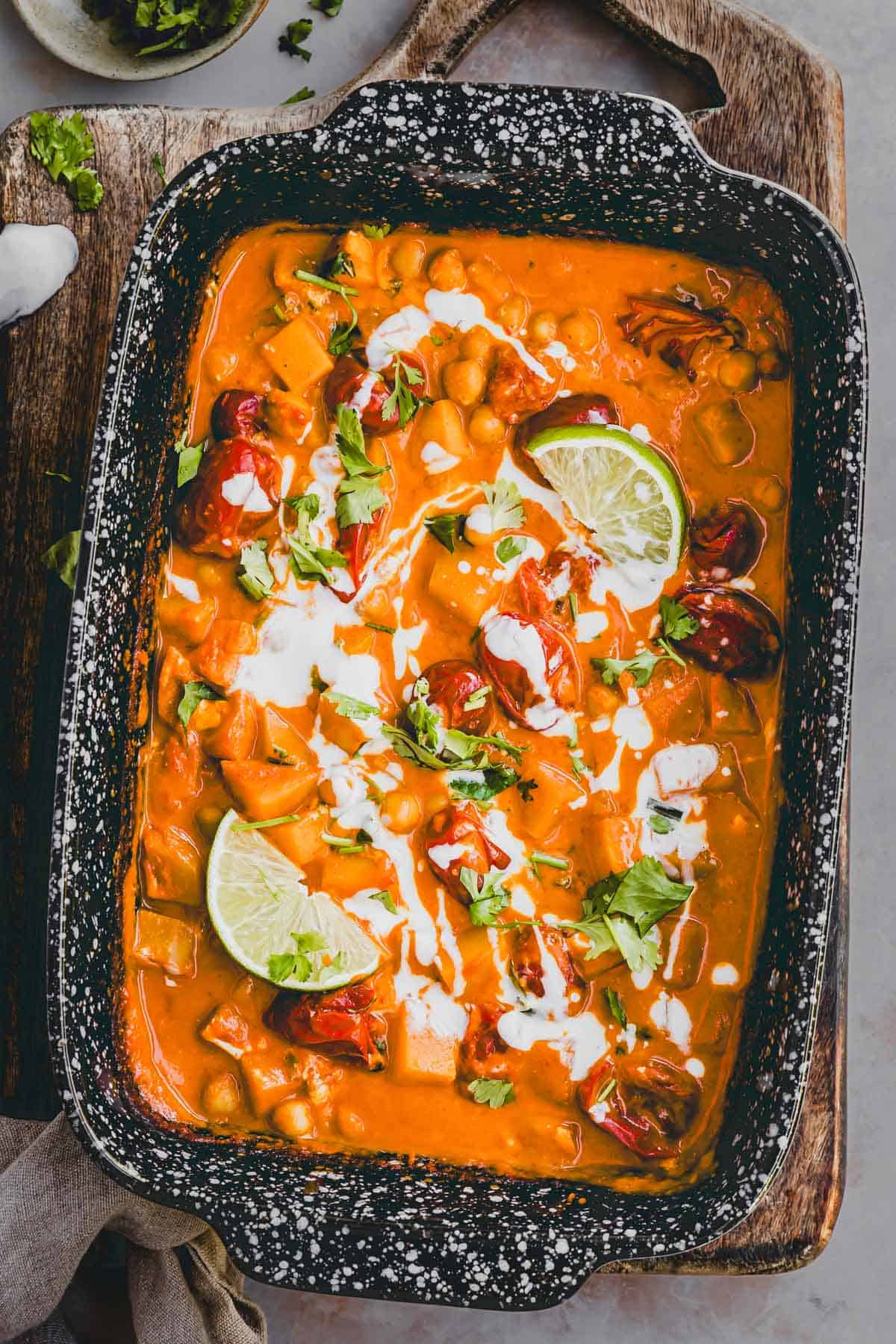 kürbis kichererbsen curry in einer auflaufform