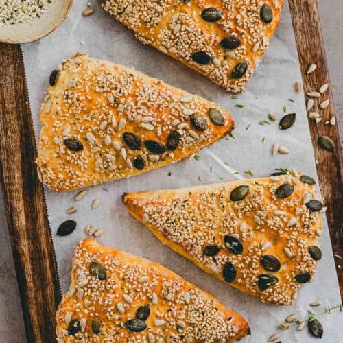 quarkbrötchen auf einem holzbrett