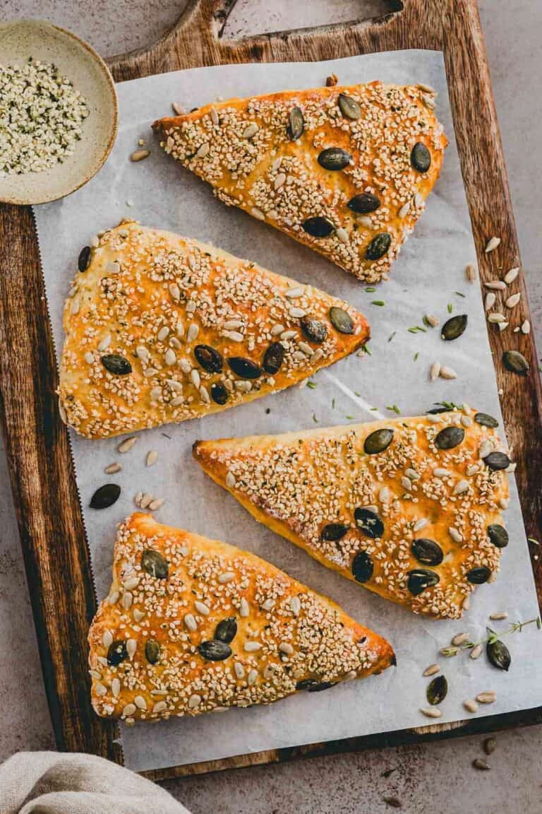 quarkbrötchen auf einem holzbrett