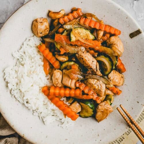 cashew chicken auf einem teller serviert