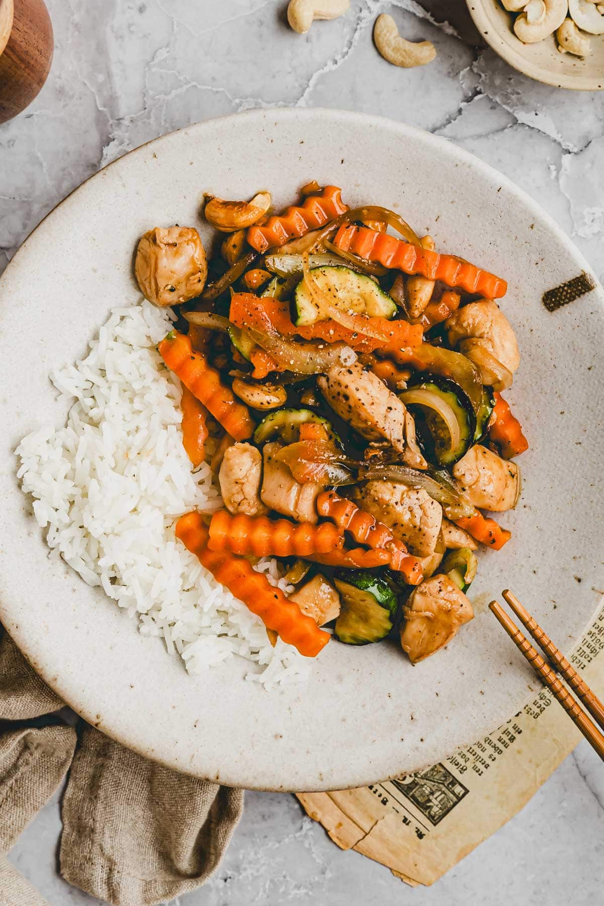 cashew chicken auf einem teller serviert