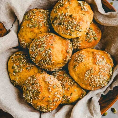 high protein kürbisbrötchen in einem brotkorb