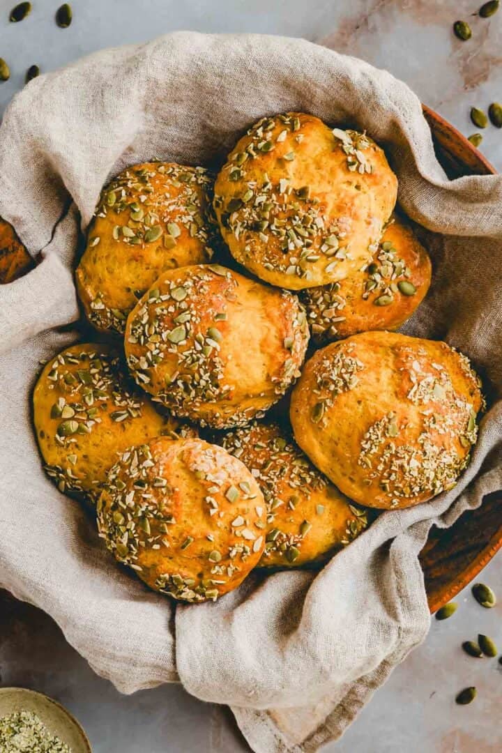 high protein kürbisbrötchen in einem brotkorb