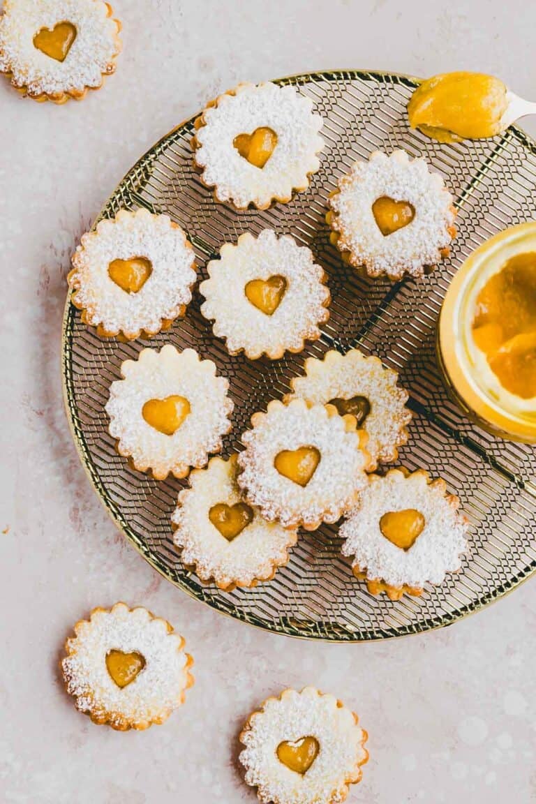 lemon curd plätzchen auf einem goldenen auskühlgitter