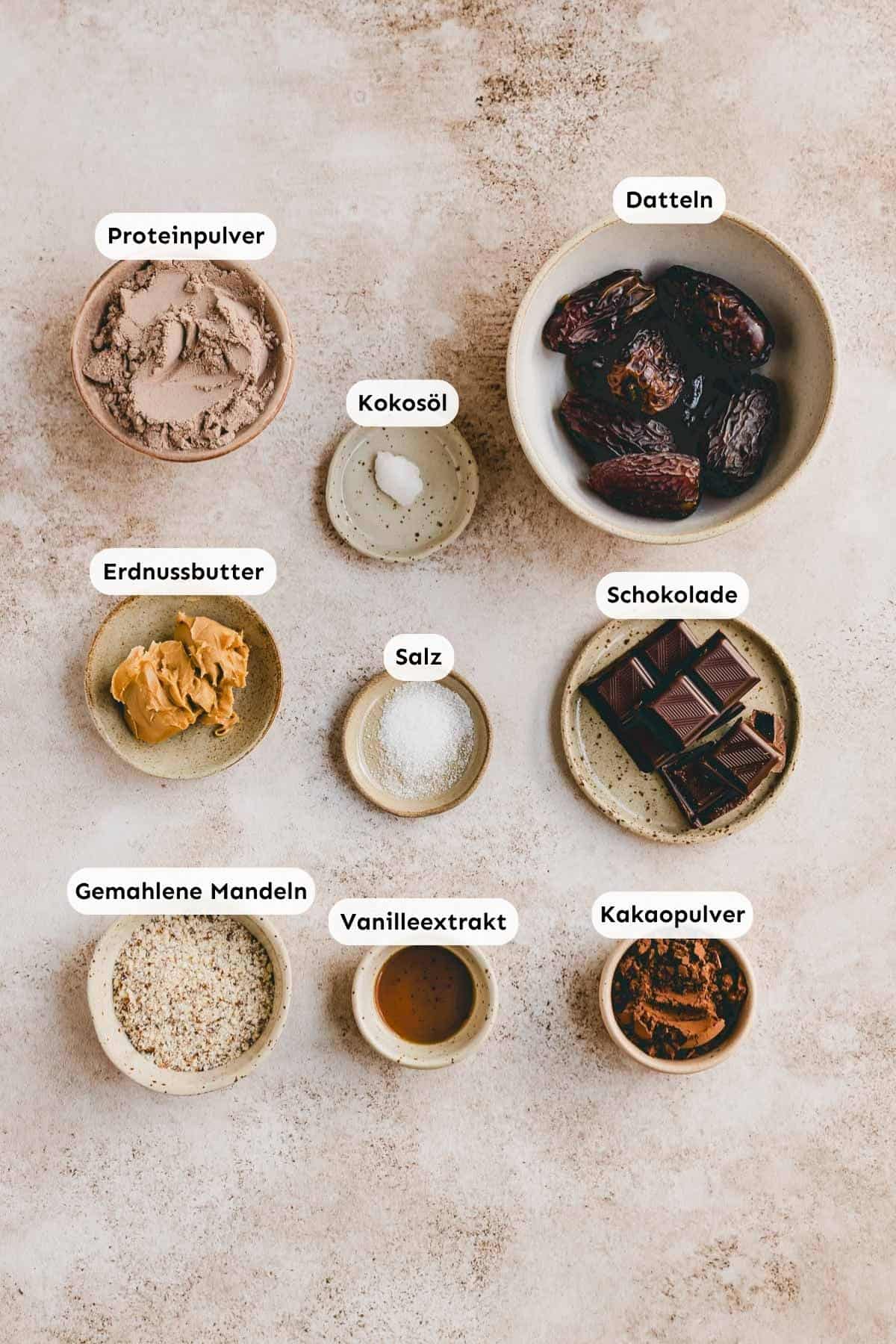 Zutaten in schälchen abgefüllt und von oben fotografiert